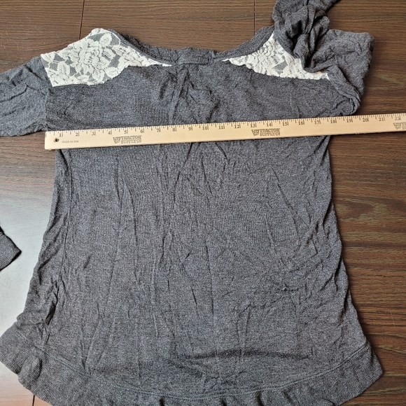 Rewind gray hi-low blouse with Lace shoulders - Picture 7 of 8